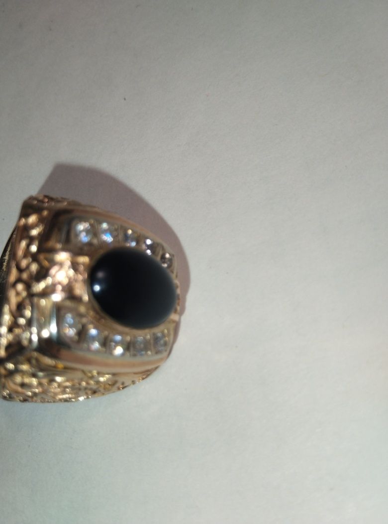 Золотой перстень с камнем цена 2200 за грамм.