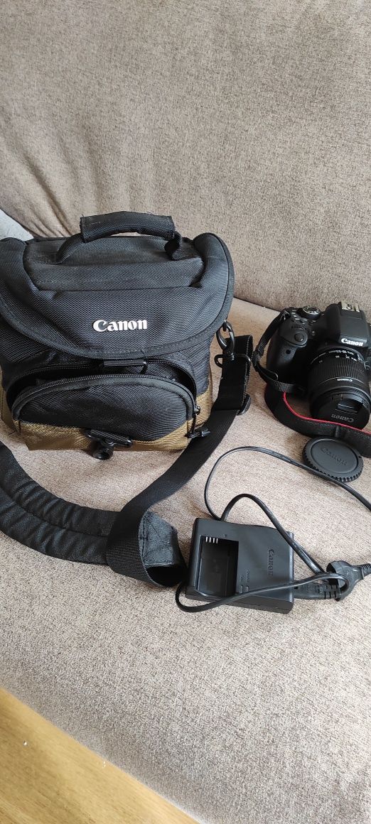 Máquina fotográfica Canon 750D com tripé