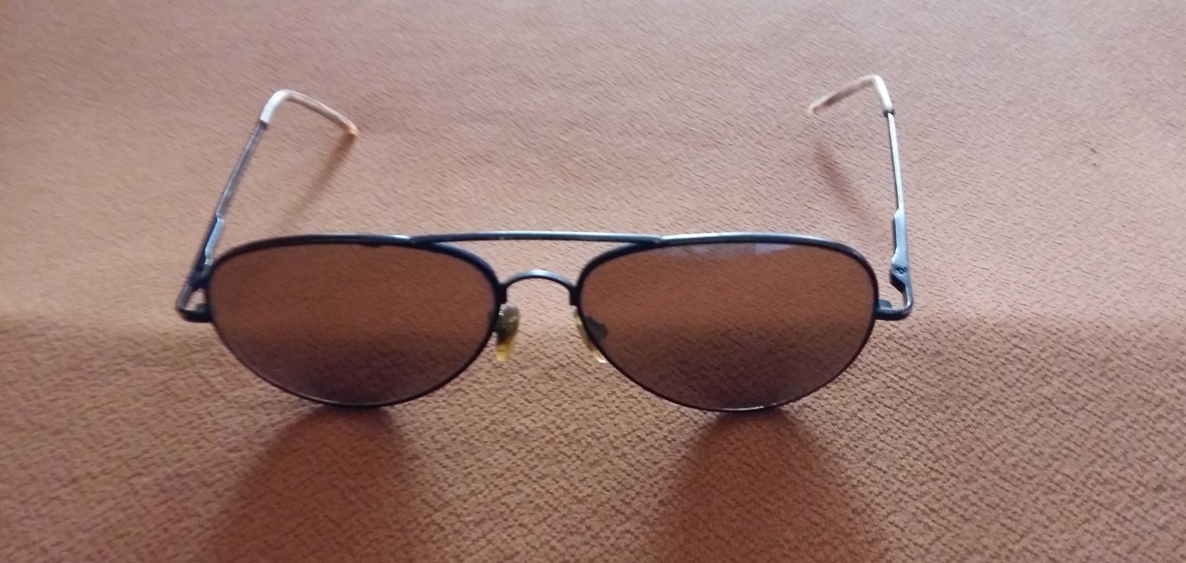 Okulary męskie przeciwsłoneczne w metalowej wąskiej ramce.