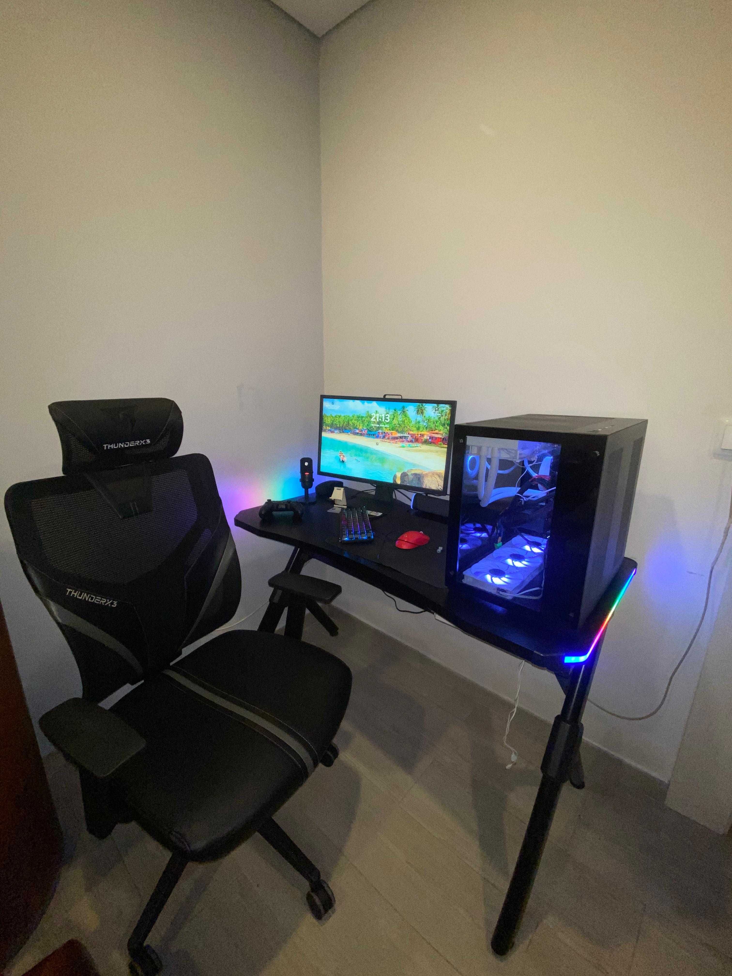 Vendo Tudo (1 ANO DE USO) PC/Mouse/Teclado/Fones/Mesa/Cadeira