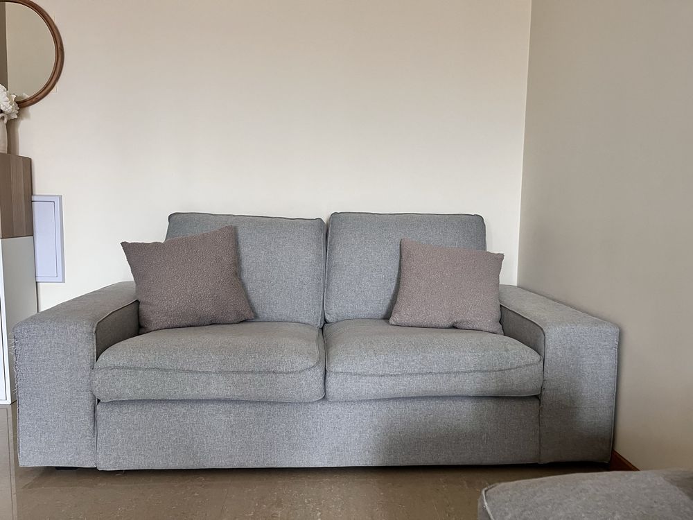 Sofa 2 lugares + repousa pés + capas sofá e puff Kivik