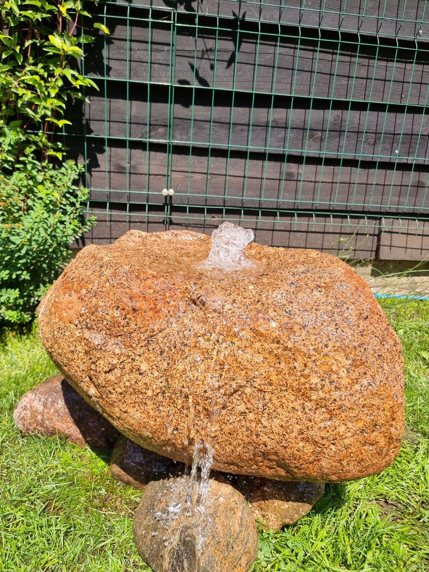 Kamień fontanna ogrodowa