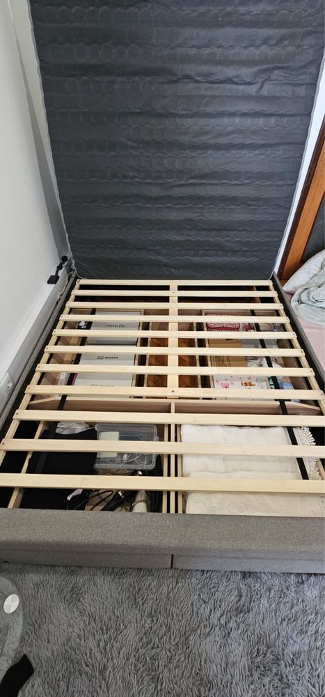 cama com cabeceira e guarda roupas