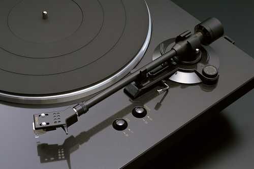 Automatyczny gramofon analogowy DENON DP-300F czarny, dostępny od ręki