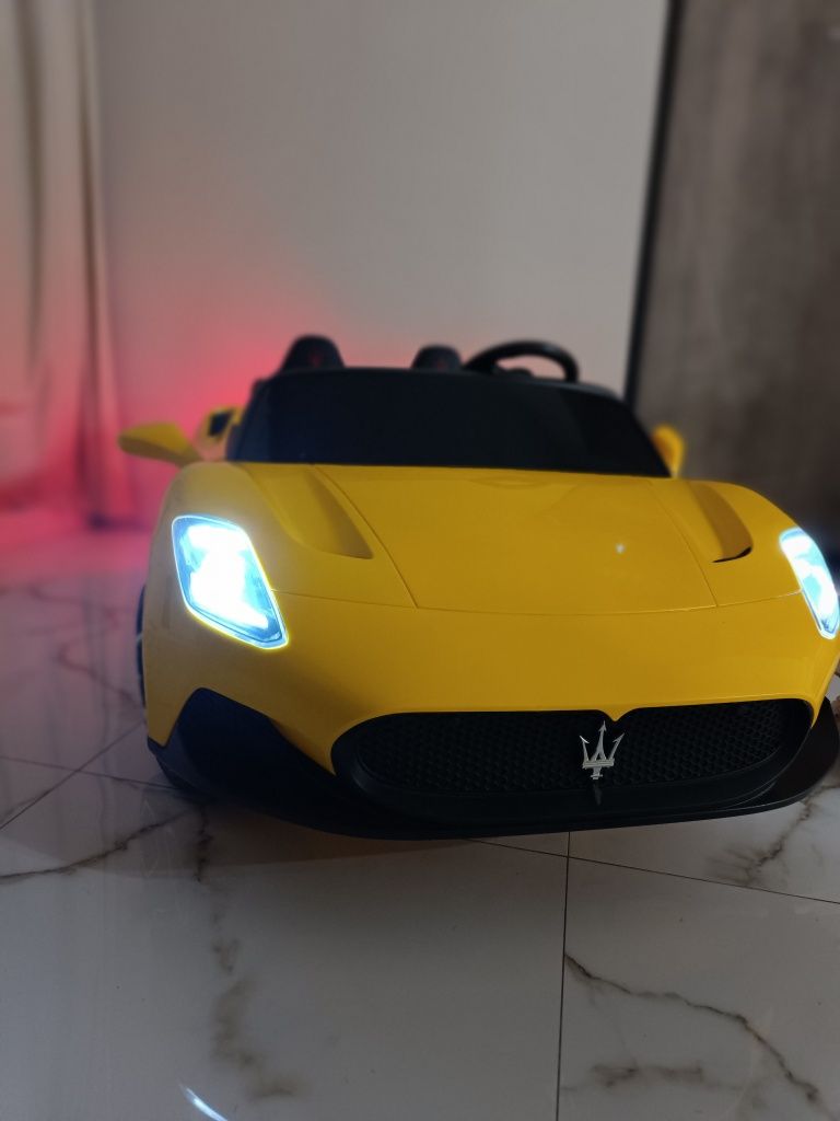 Електромобіль дитячий  Maserati 4WD