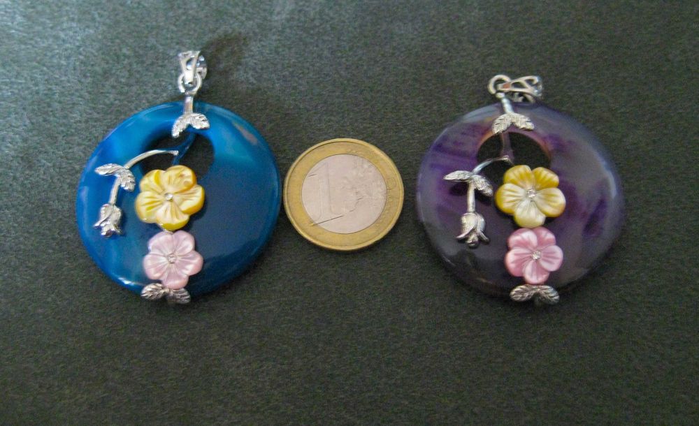 Colar c/ Pendente em Pedra Natural Lilás e Flores em Porcelana NOVO