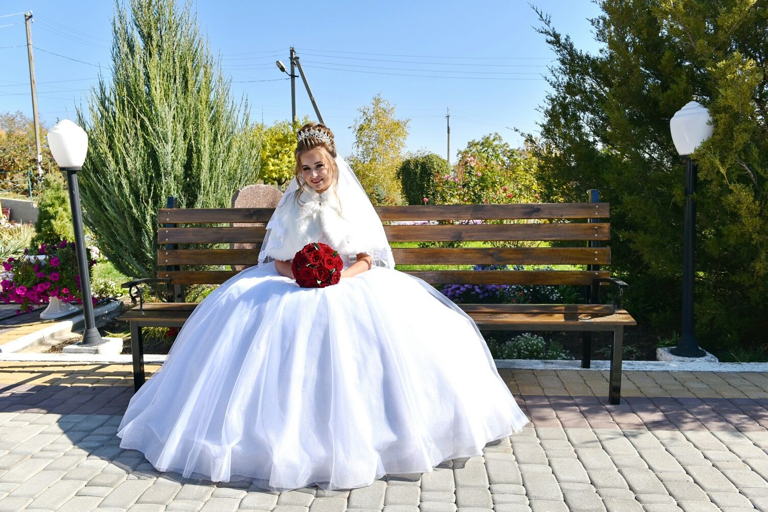 Сяюча весільна сукня