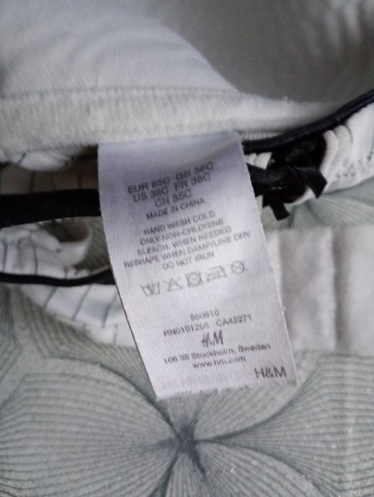 Dwa biustonosze damskie bordowy i biały z czarnym