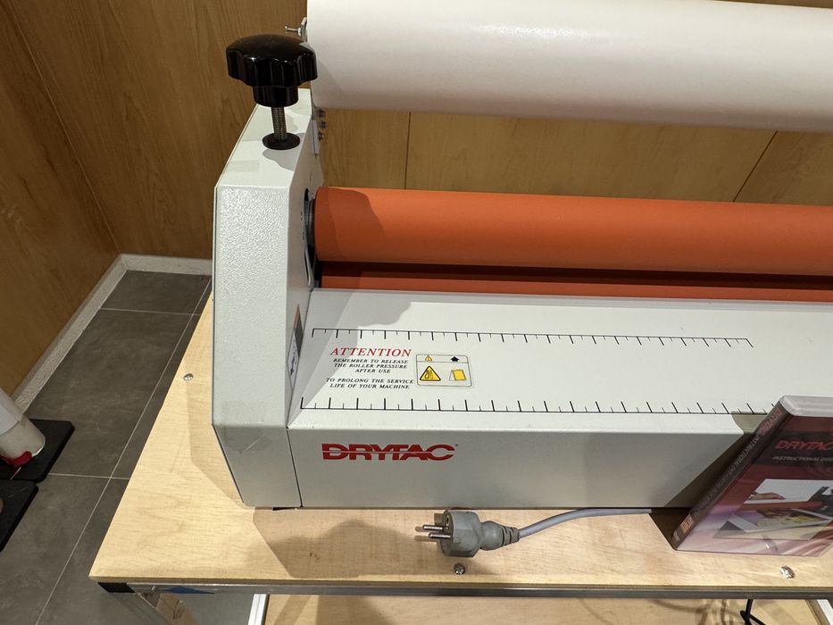 Laminadora da mesa DRYTAC JM34 com a mesa de apoio