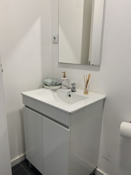 Movel casa banho com espelho e torneira