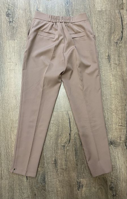 Жіночий брючний костюм