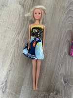 Lalka Barbie z krótkimi włosami sukienka zginane nogi/kolana