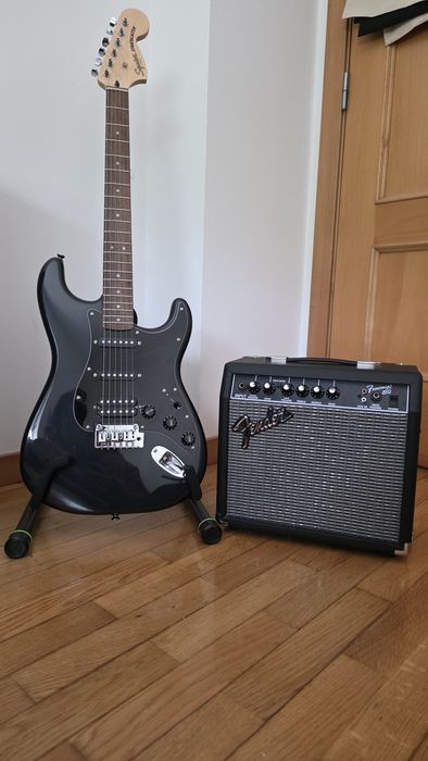 Guitarra Fender com Amplificador, Suporte e Acessórios