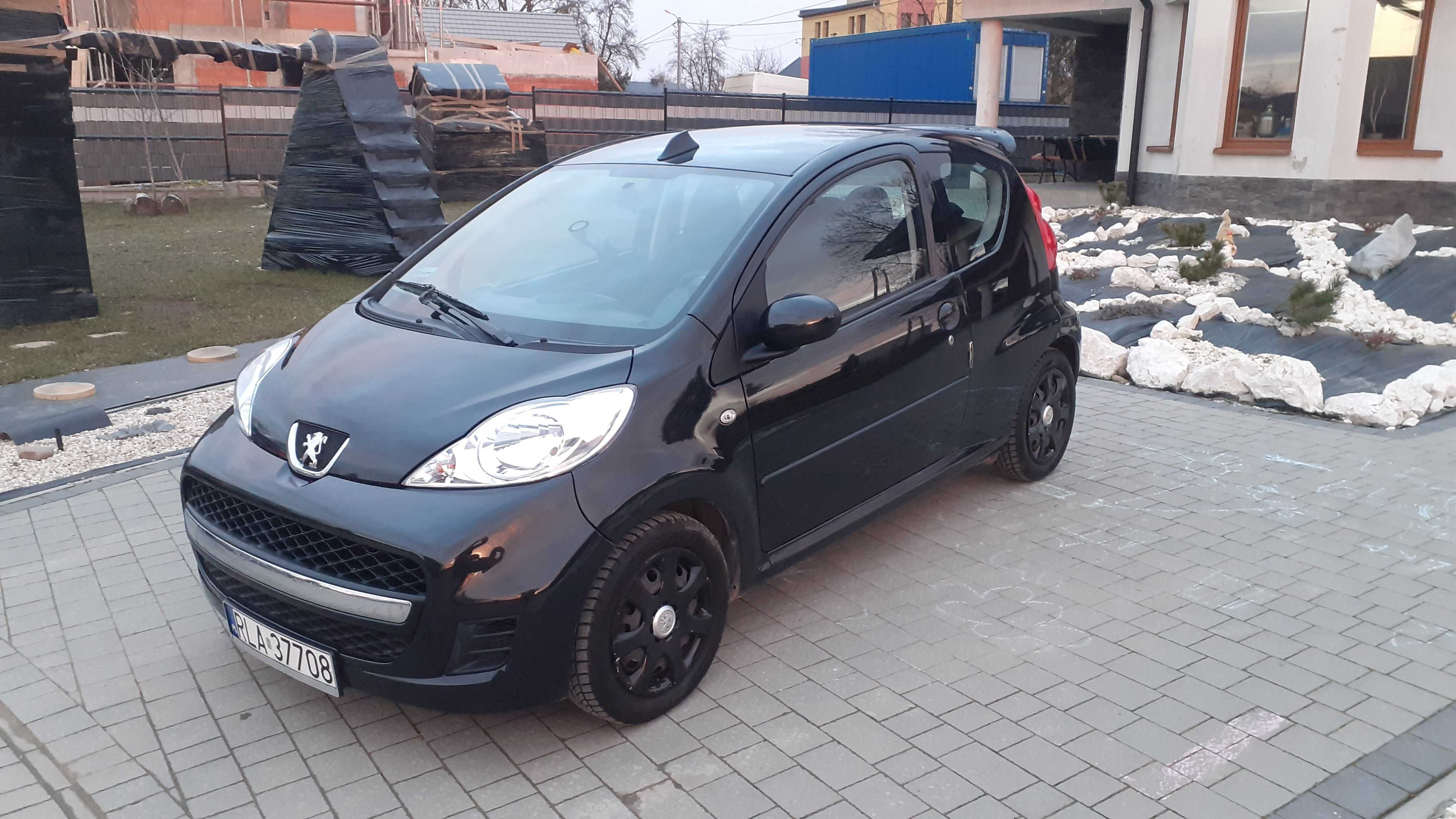 Peugeot 107  z 2011 roku.  Klimatyzacja. Bez oznak korozji