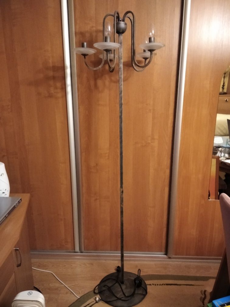 Lampa stojąca z metaloplastyki