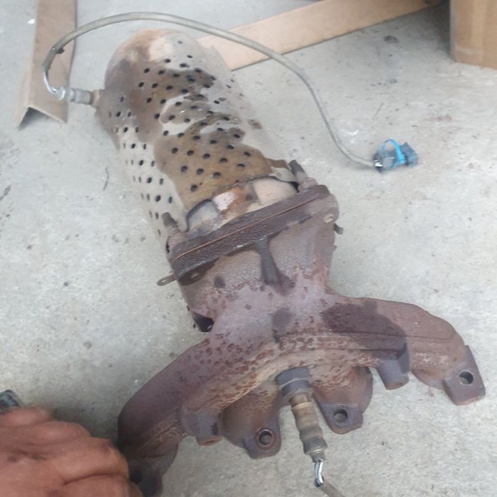 Peugeot 206 1.4 benzyna 8 zaworowy kolektor wydechowy z katalizatorem