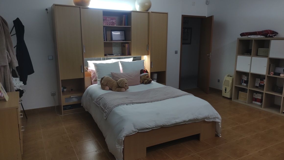 Mobília de quarto como nova.