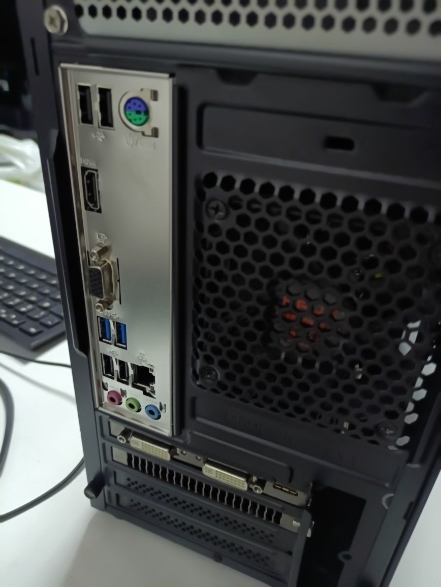 Intel i3 10100f 16gb ram, ssd250 GB graf. + Monitor