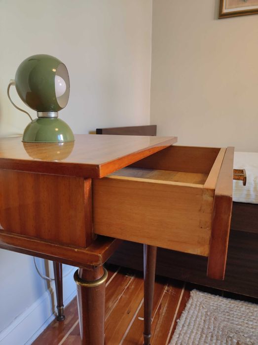 Mesa de Cabeceira ou de Apoio Vintage