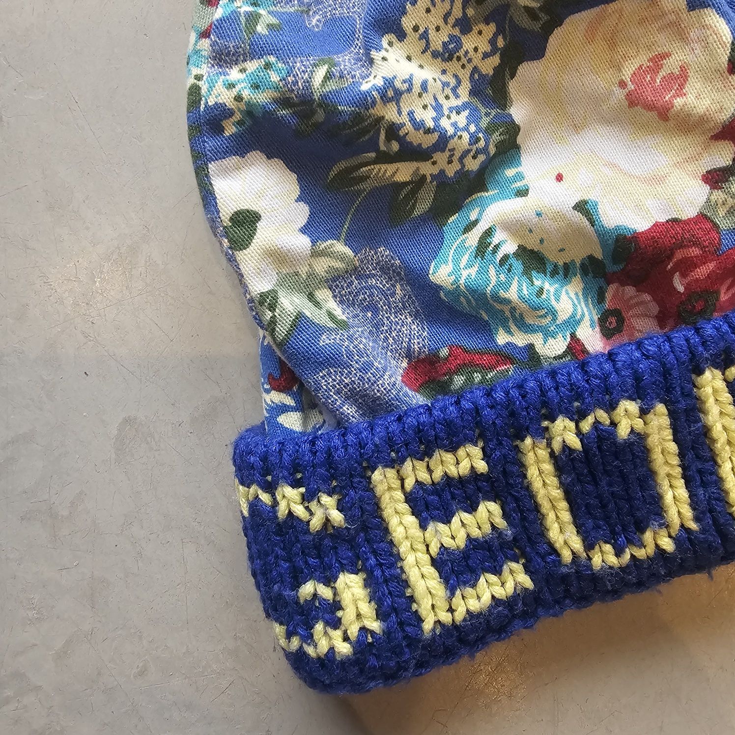 Robin Ruth świetna czapka zimowa kwiaty chabrowa niebieska z pomponem