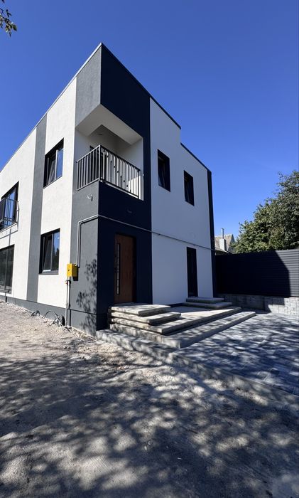 Новий котедж (двоян) в центрі міста