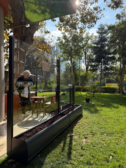 Corta Vento em Vidro + Floreira