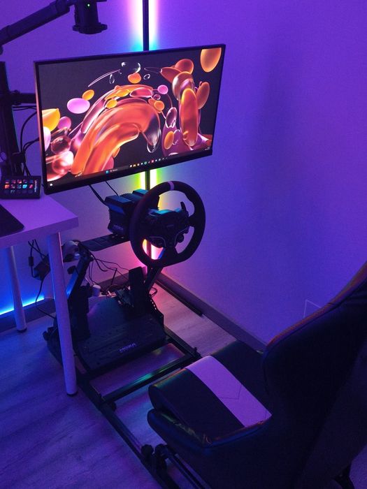 Cockpit  + Moza R5 + Monitor