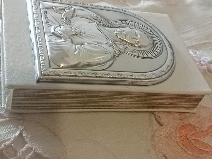 Caixa,tipo livro com motivo de prata e pendente/ crucifixo no interior