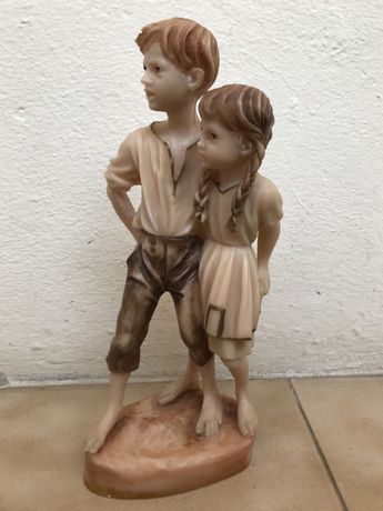 Estatueta antiga menino e menina