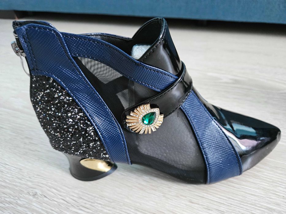 Modne damskie buty z siateczką i kryształkami