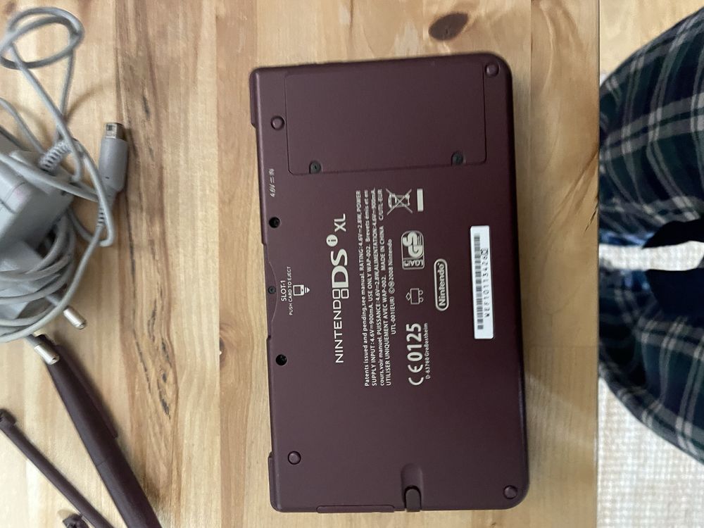 Nintendo DSI XL bordô