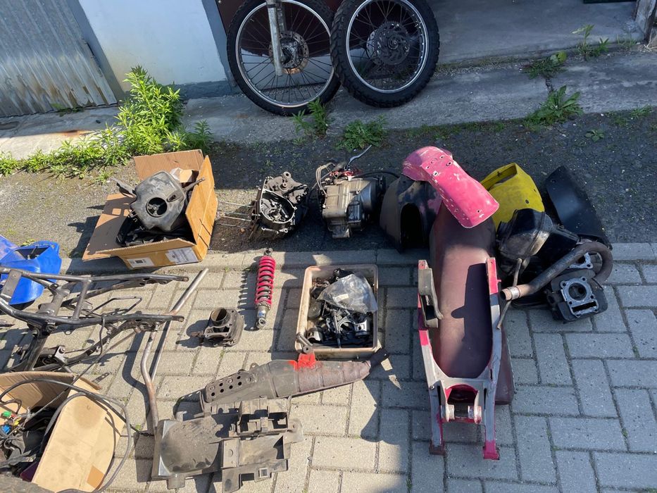 Suzuki DR 125 SE plus dwa w czesciach