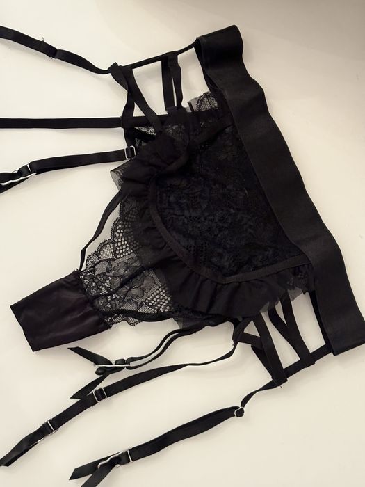 Czarne figi z paskami do pończoch