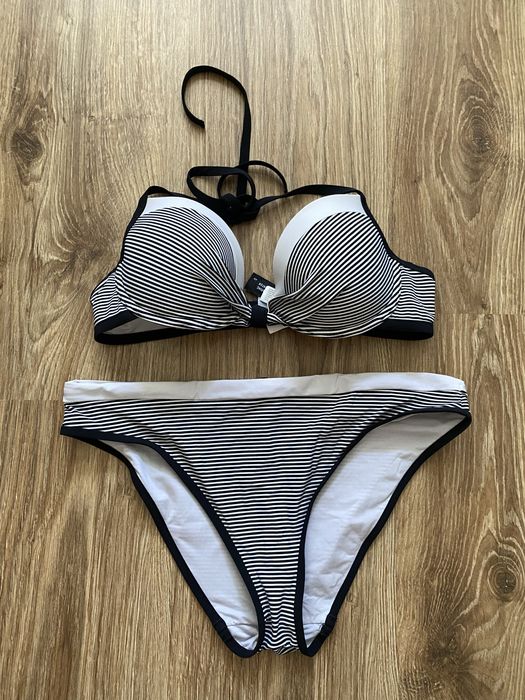 Чорно-білий купальник з чашечками