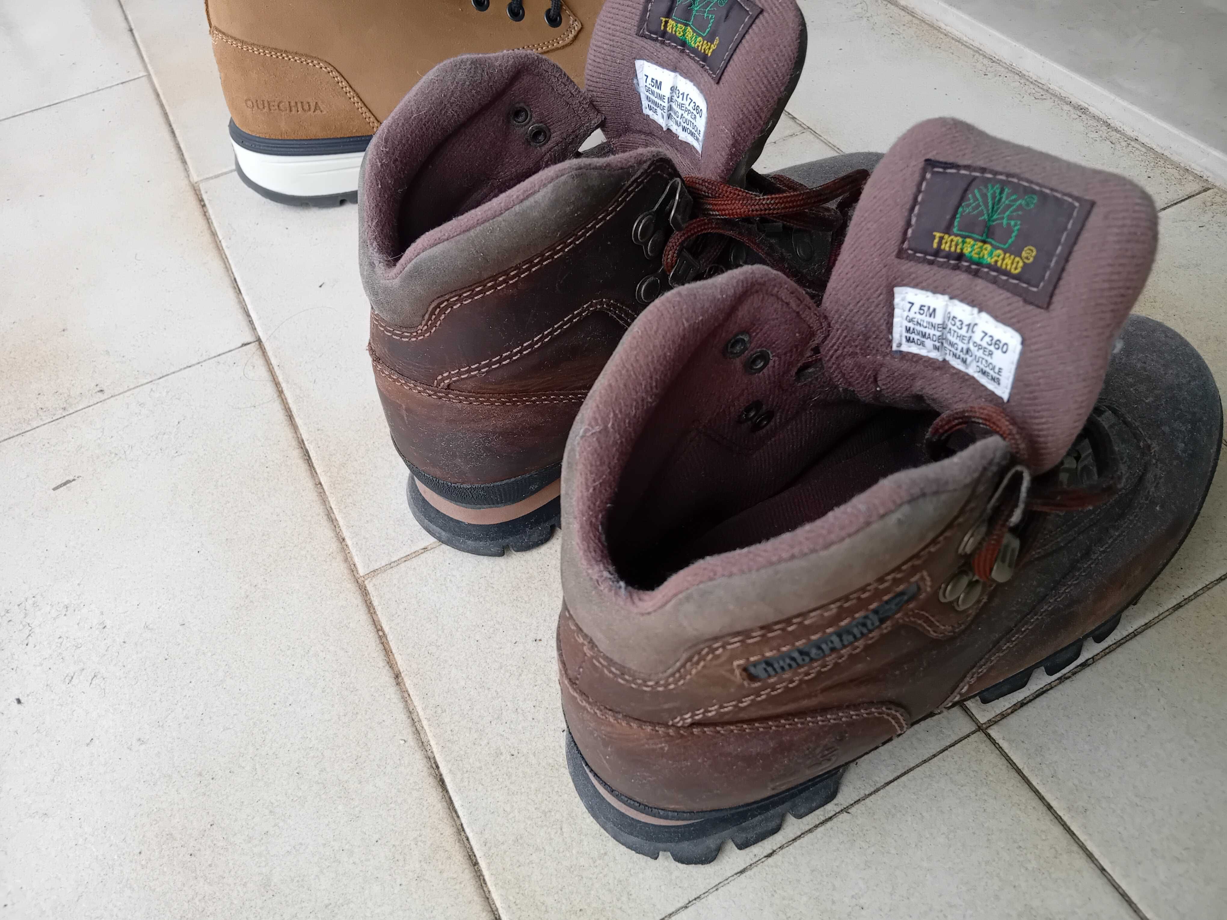 Dois pares de botas novas montanha