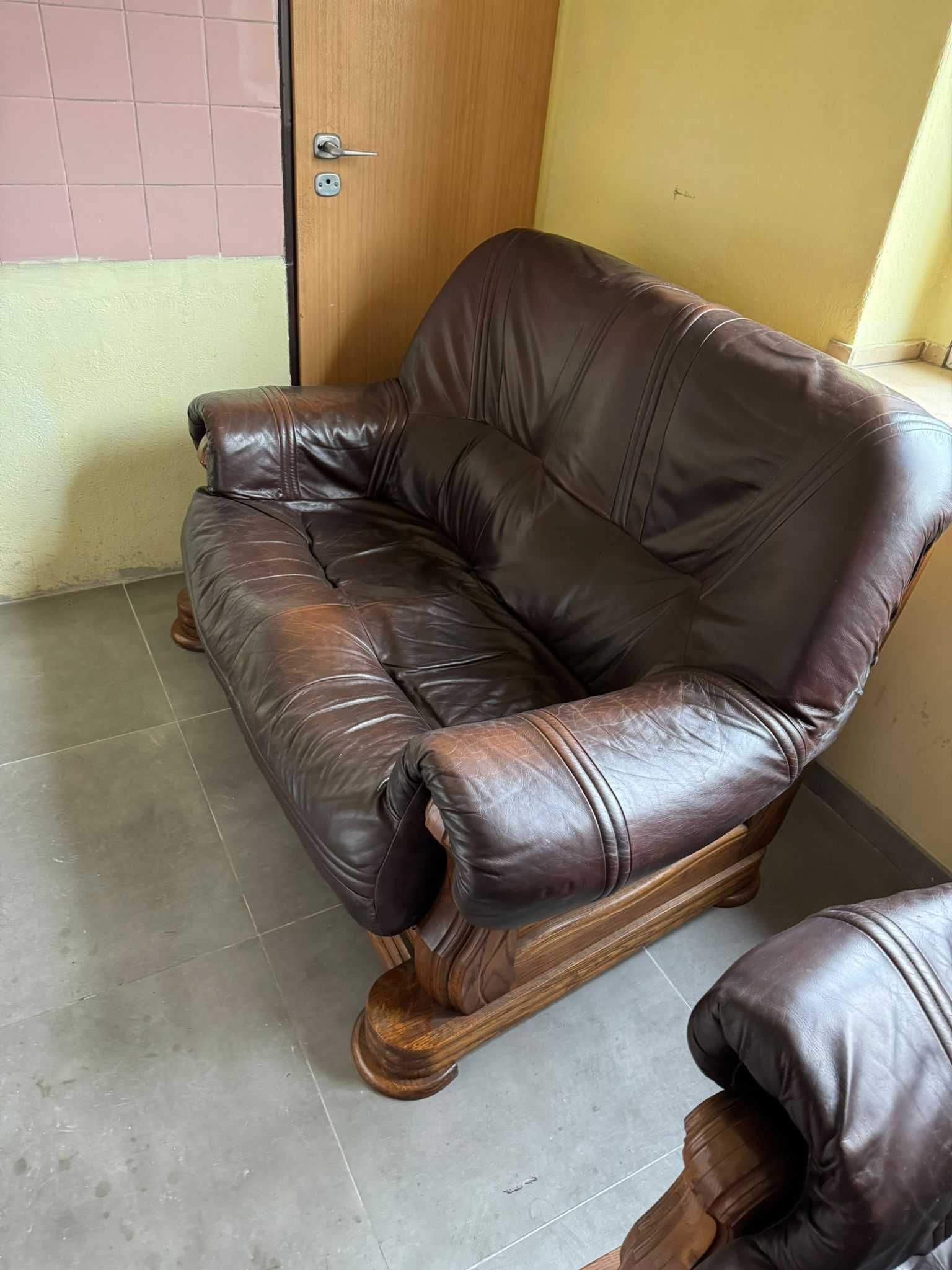 dwie sofy i fotel skórzany