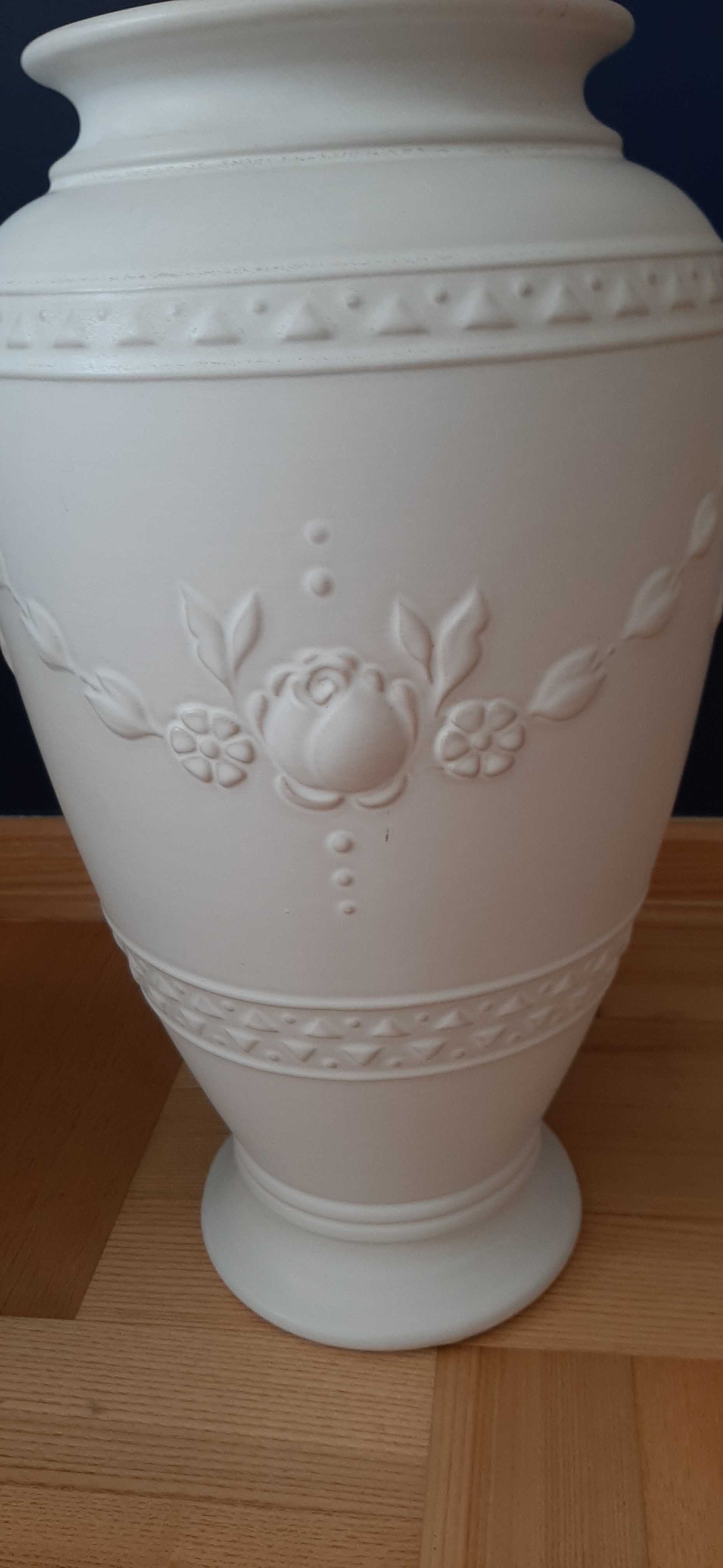 Wazon ceramiczny biały  w stylu Victoriańskim