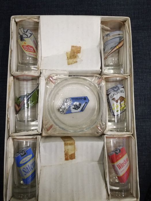 Copos shot e cinzeiro marcas de tabaco vintage