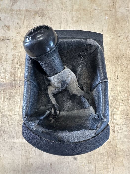 Ramka zewnetrzna do mieszka zmiany biegów Seat Ibiza 3 6L