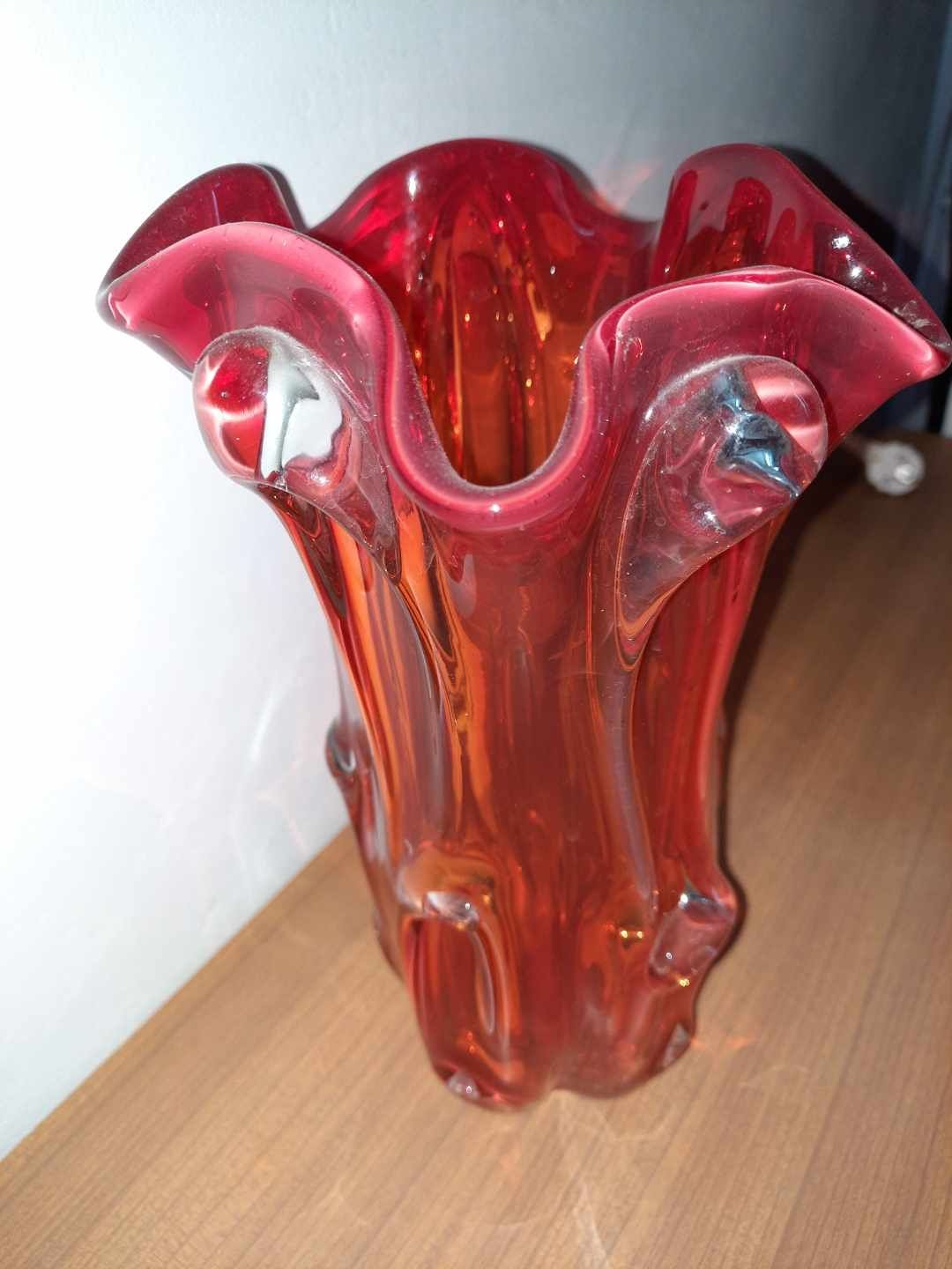 Ciekawy szklany wazon