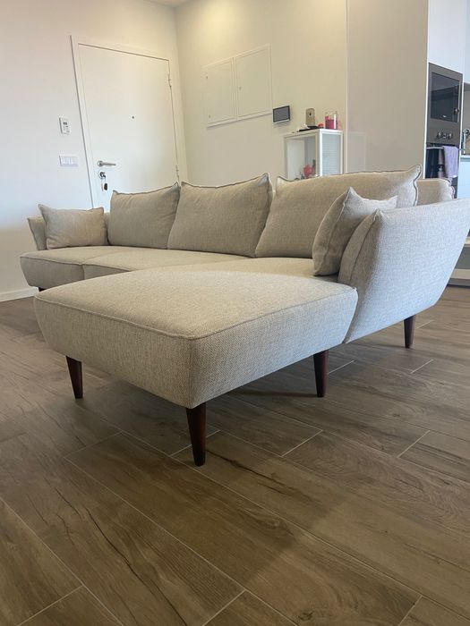 Sofá bege com chaise longue