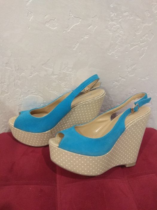 Туфлі, босоніжки на платформі Benneton