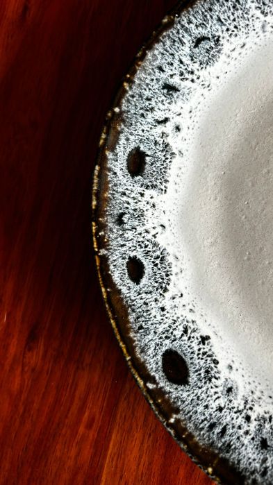 7 pratos de sobremesa e uma caneca