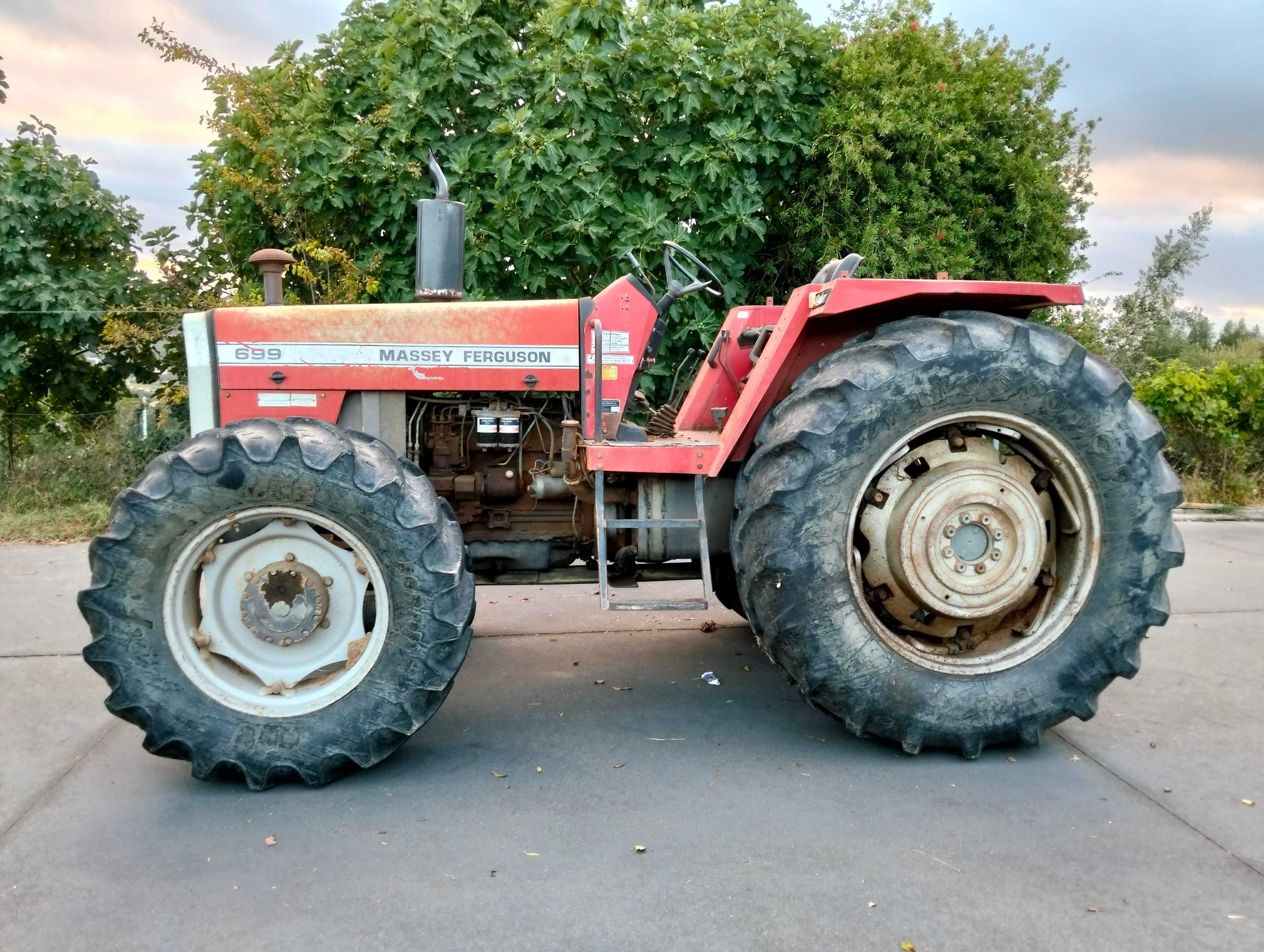 Trator Massey Ferguson 699