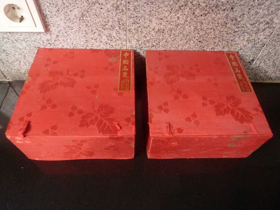 Duas taças chinesas em porcelana fina.