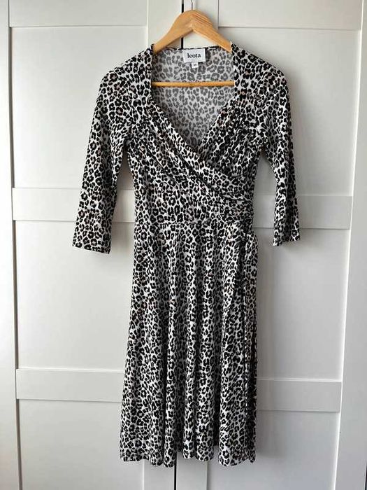 Sukienka w panterkę Leota XS