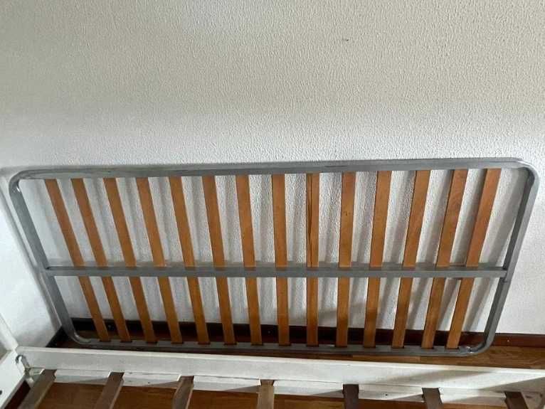 Cama de solteiro branca mais estrado