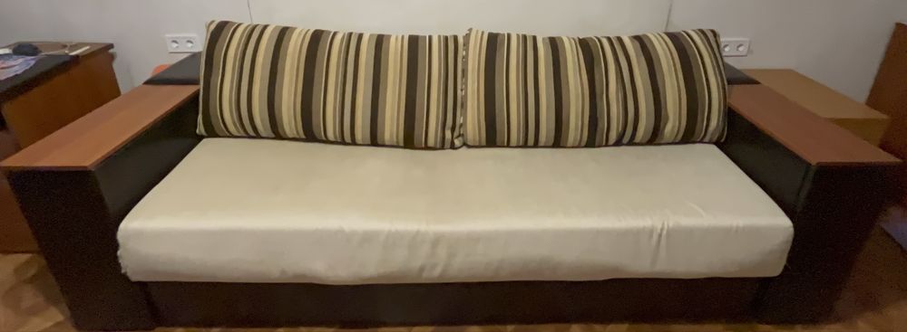 Продам диван з двома подушками б/у