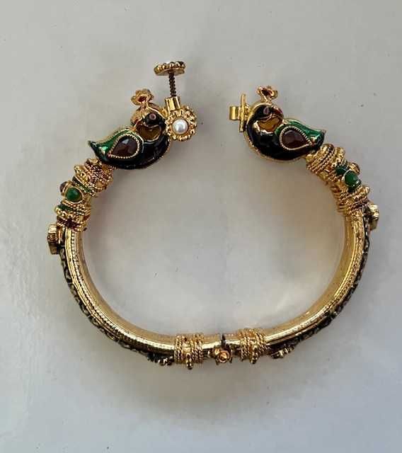 Duas pulseiras indianas em primoroso trabalho.