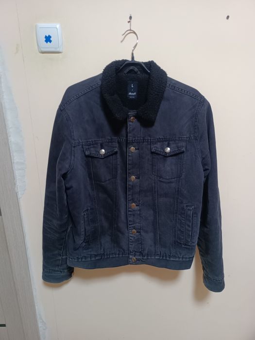 Мужская джинсовая куртка с меховым воротником